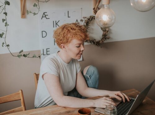 Kvinne som skriver på datamaskin.